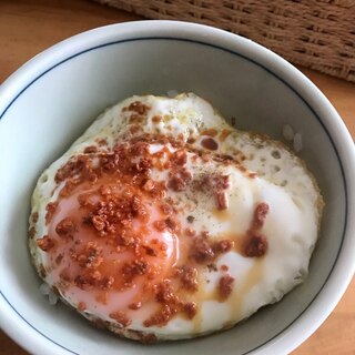 ベーコンビッツの目玉焼きごはん